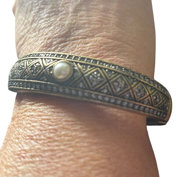 Heidi Daus Cream Faux Pearl and Crystals Hinged Bangle Bracelet Signed - Picture 5 of 5
